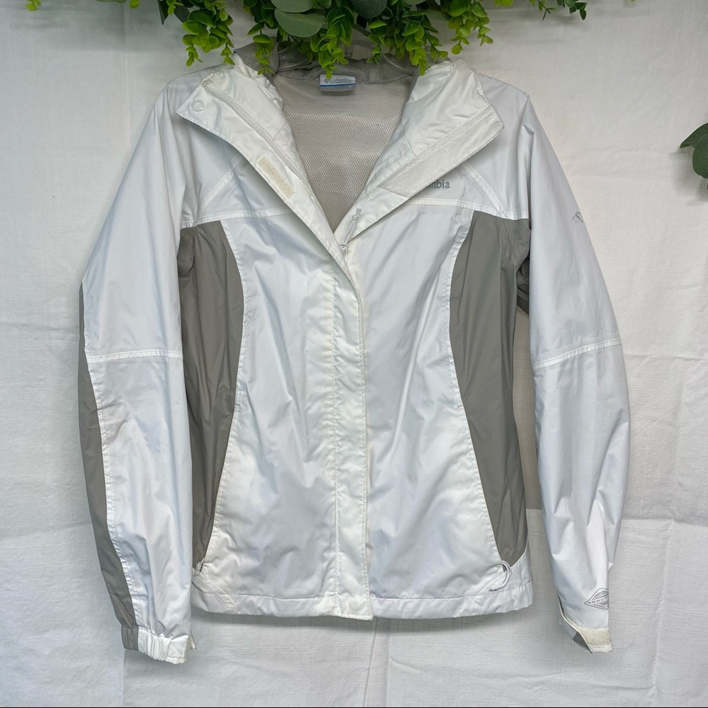 Columbia lightweight wind/water resistant jacket